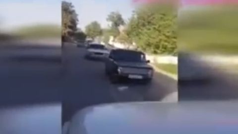 Samarqandda to‘y kortejidagi “Jiguli”lar drift qilib, keskin harakatlandi (video)