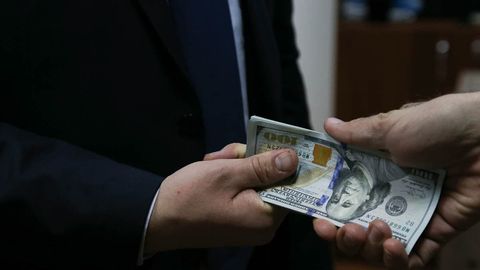 Jizzaxda tuman prokurori o‘rinbosari 8 ming dollar pora bilan qo‘lga tushdi