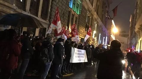 Turkiyada lira kursining tushib ketishi oqibatida hukmron partiyaga qarshi norozilik namoyishlari bo‘lib o‘tdi