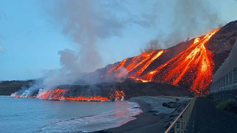 Palma orolidagi vulqondan otilgan navbatdagi lava oqimi Atlantika okeaniga yetib bordi
