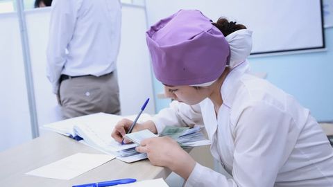 Ўзбекистонда вакцина олмаган ходимларни ишдан четлаштириш тартиби ҳақида маълумот берилди