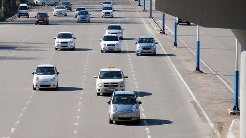 O‘zbekistonda rulda telefondan naushnik orqali foydalanishga ruxsat berildi