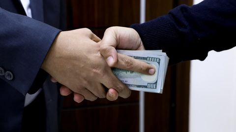 Toshkentda Bosh prokuratura mansabdori 29 ming dollar pora olayotganida qo‘lga tushdi