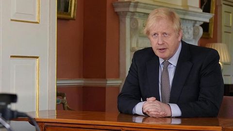 Boris Jonson “omikron” to‘lqinidan ogohlantirdi va barchaga revaksinatsiya uchun ruxsat berdi