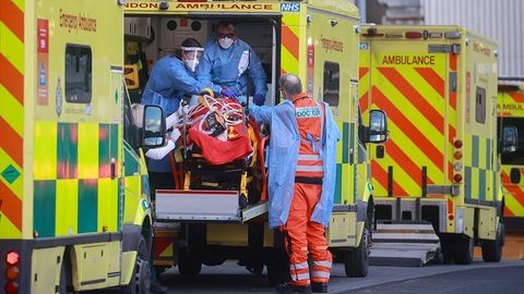 Buyuk Britaniyada yangi antirekord: bir sutka ichida 60 mingga yaqin kishida koronavirus aniqlandi