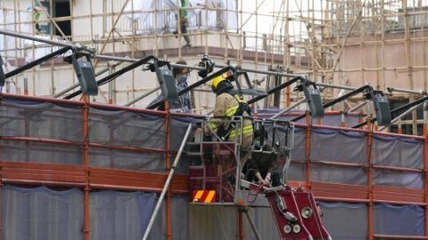 Gonkongda Jahon savdo markazi yonib ketdi. Binoda 350 dan ortiq odam qamalib qolgan