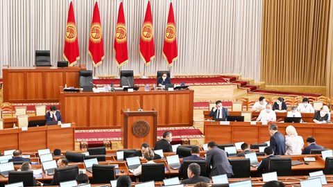 Qirg‘iziston prezidenti deputatlarning maoshini qisqartirib, xizmat mashinalaridan mahrum qildi