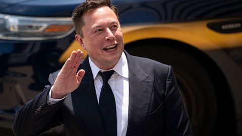 Илон Маск ваъдасига мувофиқ Tesla акцияларининг 10 фоизини сотганини маълум қилди