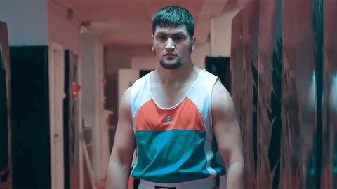 O‘zbekistonlik MMA jangchisi Rossiyada maxsus xizmat xodimlari bilan mushtlashgani va hibsga olinganidan keyin politsiya mahkamasidan qochib ketgani aytilmoqda