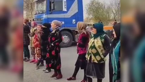 Buxoroda bir guruh ayollar yo‘lni to‘sib qo‘ydi. Voqea yuzasidan rasmiy izoh berildi