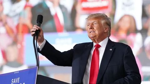 Donald Tramp koronavirusga qarshi emlandi. Avval AQSh sobiq prezidentini ulug‘lagan fitna nazariyasi tarafdorlari va vaksinalarga qarshi chiquvchilar endi uni dushman va sotqin deyishmoqda
