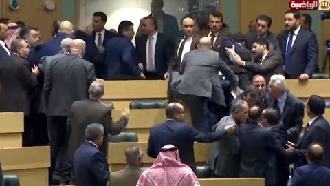 Iordaniyalik deputatlar parlament yig‘ilishida mushtlashib ketdi (video)