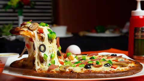 Умрида биринчи марта пиццани таътиб кўрган қизнинг юз ифодаси TikTok’да машҳурликка эришди (видео)