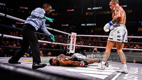 Bloger Jeyk Pol boks qoidalari bo‘yicha o‘tgan jangda UFC sobiq chempionini dahshatli nokautga uchratdi