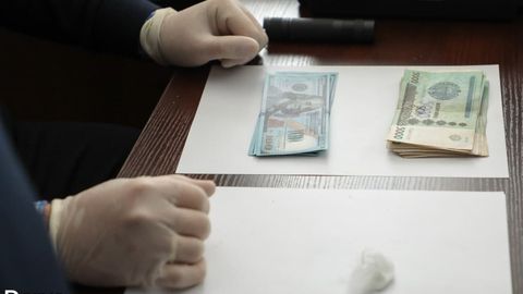 Buxoroda tanishlari orqali haydovchilik guvohnomasi olib berish uchun 3 mln so‘m pora olgan avtomaktab o‘qituvchisi ushlandi