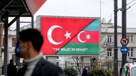 Turk lirasining kursi bir oy ichida 40 foizga, bir yilda deyarli ikki baravarga tushdi