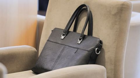 Karmana tuman xalq ta’limi bo‘limi mudiri ishdan olindi. U 60 ming so‘mlik kitoblarni 483 mingdan sotishga uringani aytilmoqda