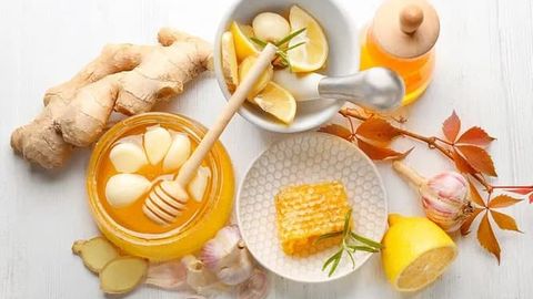 Саримсоқ, асал ва D витамини: Уларнинг қайси бири иммунитетни мустаҳкамлайди?