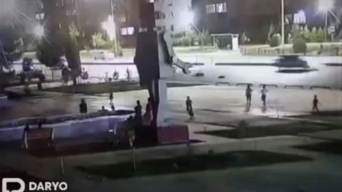 Qarshida piyodalar yo‘lakchasidan o‘tayotgan ona va uning aravachadagi farzandini urib yuborgan haydovchiga sud hukmi o‘qildi