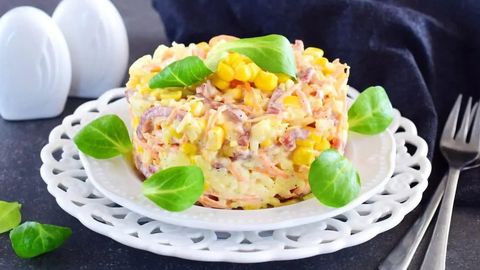 Kolbasa, sabzi va makkajo‘xori qo‘shib tayyorlanadigan mazali salat retsepti