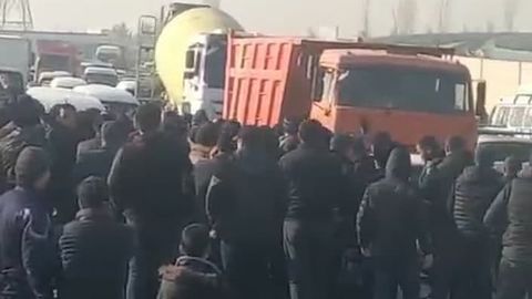 Видео: Қўйлиқда «бозор бузилишидан норози одамлар» катта автойўлни тўсди