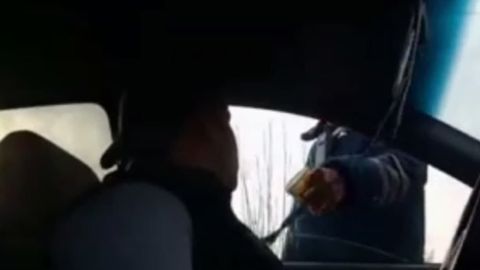 Sirdaryoda YPX xodimi alkotester o‘rniga bir martalik stakandan foydalanishga urindi (video)