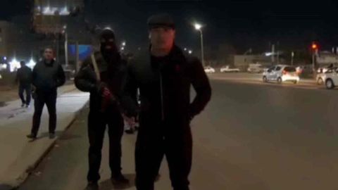 “Kamerangni sindirib, qo‘lingga ming dollar beraman, yangisini olasan”. Malibu haydovchisi chaqirgan soxta xodim YPX inspektorlarini haqorat qildi (video)