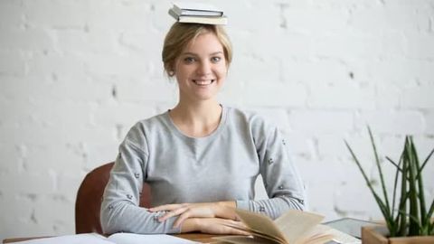 Ётиб телефон кўриш, рюкзак тутиш ва қадди-қоматга зарар етказадиган бошқа зарарли одатлар
