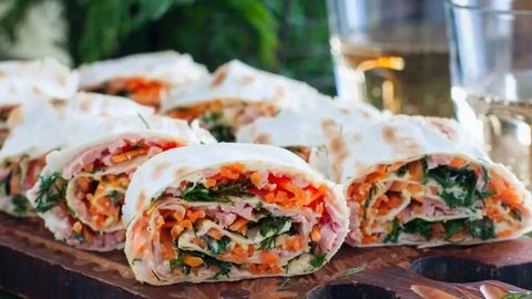 Morkovcha va kolbasa qo‘shib lavash xamiridan mazali rulet tayyorlaymiz