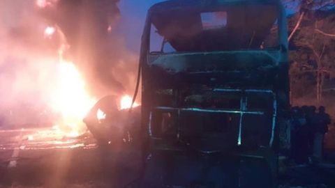 Зимбабведа йўловчилари бўлган автобус бензовоз билан тўқнашиб, ёниб кетди