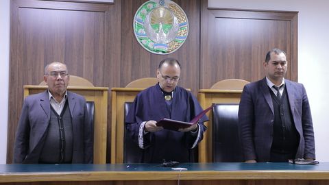 Қибрайда бир оиланинг 4 аъзоси ва уйдаги ёлланма ишчини пичоқлаб ўлдирган йигит умрбод озодликдан маҳрум қилинди