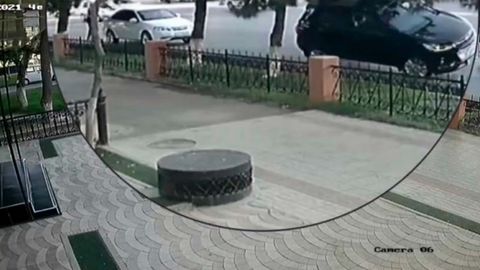 Yunusobodda Tracker YPX xodimi tomonidan to‘xtatilgan Cobalt va inspektorni urib yuborib, ag‘darildi (video)