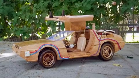 Video: “Kelajakka qaytib”dagi DeLorean’ning yog‘och nusxasini yasash jarayoni