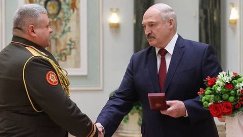 Lukashenko KGB zobitlarini “Ukraina hududidagi maxsus operatsiya”da qatnashgani uchun mukofotladi