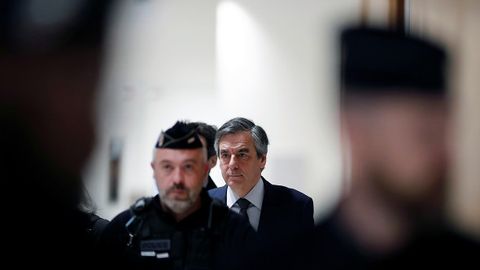 Fransiya sobiq bosh vaziri rafiqasini soxta ishga joylashtirgani, davlat mablag‘idan unga maosh to‘lagani uchun bir yillik qamoq jazosini oldi
