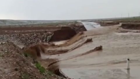 Чустда автомобиль йўлини сел босди. Наманган вилояти ФВБ ҳолат бўйича маълумот берди