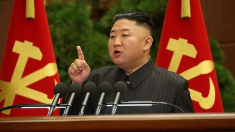 Kim Chen In KXDRda boshlangan koronavirus epidemiyasini mamlakat tarixidagi “buyuk iztirob” deb atadi. Ikki hafta ichida u yerda 500 ming kishi kasallangan