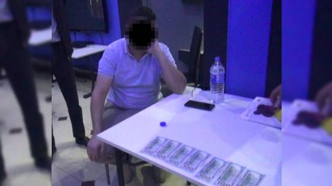 Samarqandlik fuqaroning Turkiyaga “zapretini” yechib berish uchun 2 ming dollar so‘ragan kargo firma rahbari ushlandi