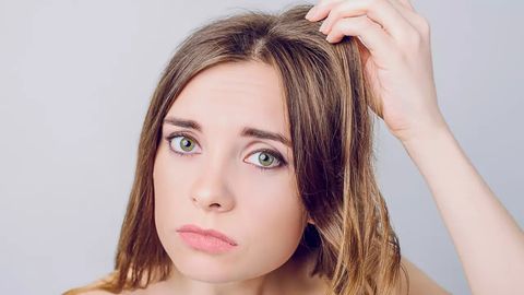 Sovuq suv bilan chaying: mutaxassis yog‘li sochlar bilan uy sharoitida qanday kurashish kerakligini ma’lum qildi