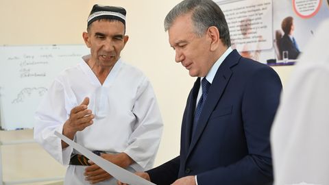Furqat tumani hokimligi prezident tashrifi paytida usta bo‘lib ko‘ringan o‘qituvchi haqidagi xabarga izoh berdi