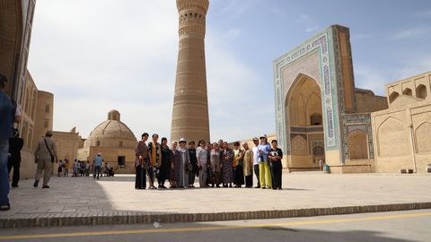 Uzbekistan Airwaysning “Ilk parvozim” loyihasida “temir daftar”ga kiritilgan 15 nafar ayol Buxoroga sayohatni amalga oshirdi