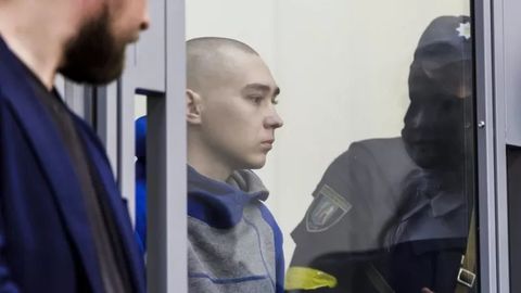 Украинада ҳарбий жиноятлар бўйича биринчи суд жараёни бошланди. Россиялик сержант тинч аҳоли вакилини ўлдирганини тан олди