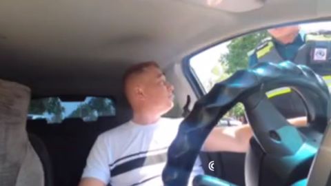 Samarqandda YPX xodimi qoidabuzar haydovchini elektroshoker yordamida qo‘rqitishga urindi (video)