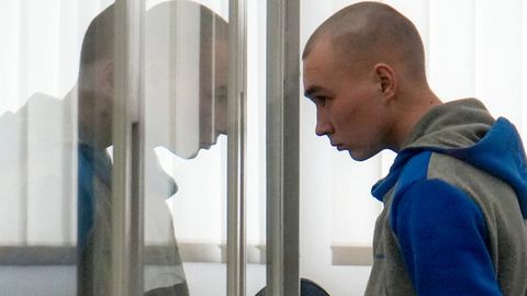 Rossiyalik harbiy Ukrainada tinch fuqaroni o‘ldirgani uchun umrbod qamoq jazosiga hukm qilindi