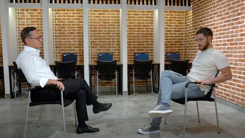 "Kimki biz ataylab imtihonda yiqitganimizni yoki sertifikat sotganimizni isbotlasa, men unga 10 000 dollar beraman" &mdash; Komil Allamjonov