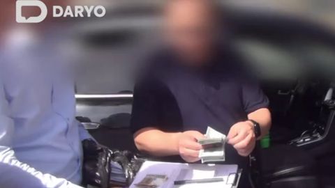 Fuqaroni SamDUga o‘qishga kiritmoqchi bo‘lgan o‘qituvchi qo‘lga olindi