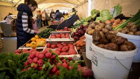 Россия иқтисодиёти тикланишни бошлади, лекин оддий аҳоли инфляциядан азият чекмоқда