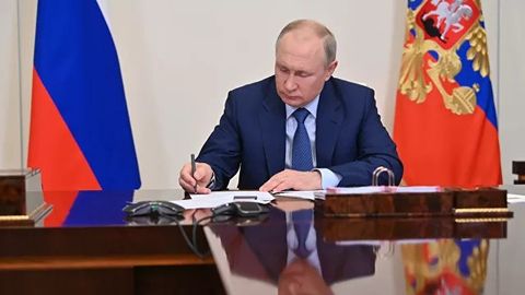 Путин Россия давлат қарзини рублда тўлаш ҳақида фармон имзолади