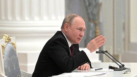 “Bizda hech kim shunchaki duch kelgan joylarni o‘qqa tutib ketavermaydi”. Putin — Kremenchugdagi savdo markaziga berilgan raketa zarbasi haqida