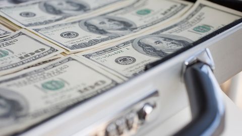 АҚШ расмийлари Киевга ажратилган ёрдам тегишли назорат йўқлиги сабаб талон-торож қилиниши мумкинлигидан хавотирда — WSJ